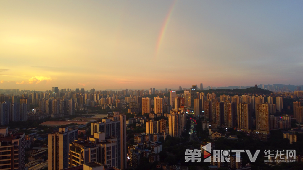 雨过天晴,一道彩虹挂在天空。第1眼TV-华龙网记者 罗盛杰 摄