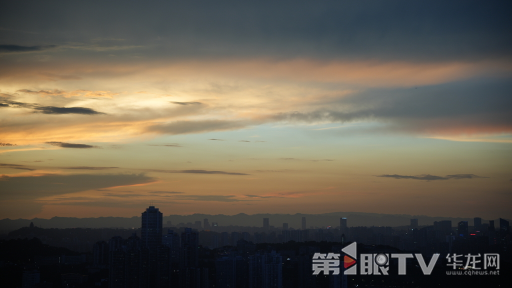 雨后,重庆中心城区红霞满天。第1眼TV-华龙网记者 陈毅 摄