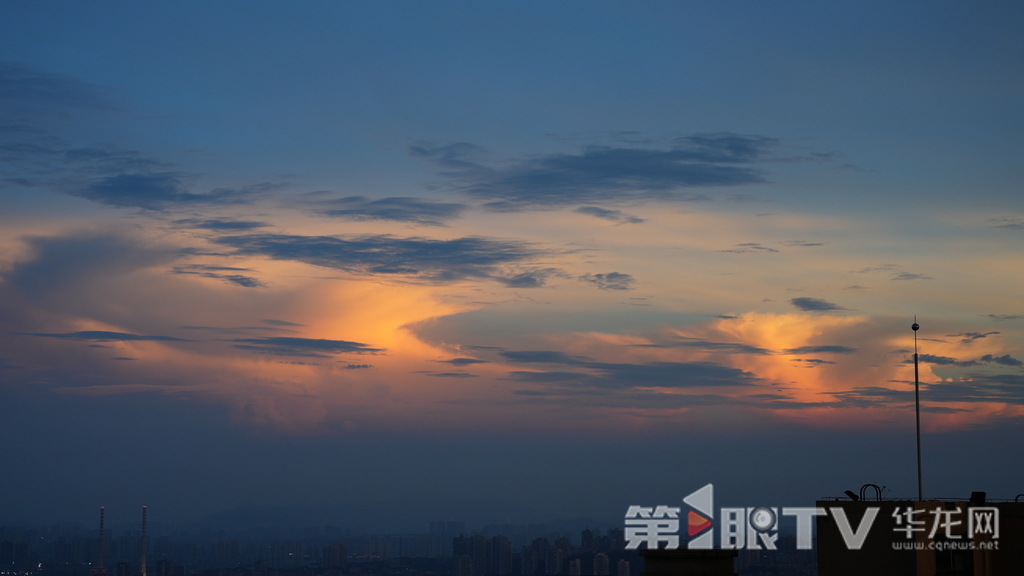 4雨后,重庆中心城区红霞满天。第1眼TV-华龙网记者 陈毅 摄