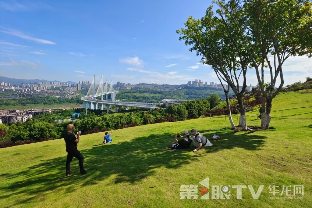 市民在两江新区嘉美公园里游玩。