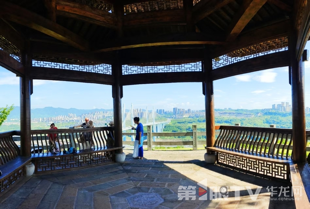嘉美公园位于重庆两江新区礼嘉街道蔡家嘉陵江大桥的南桥头。