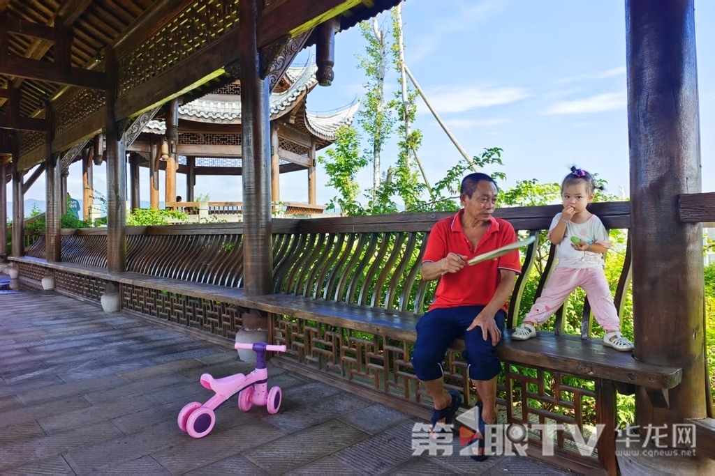 市民在嘉美公园凉亭里休息。
