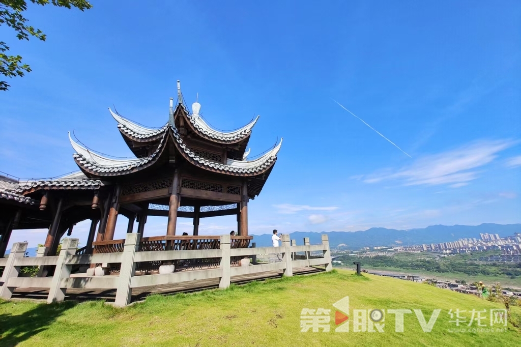 嘉美公园里的凉亭视野非常好,是网红打卡点。