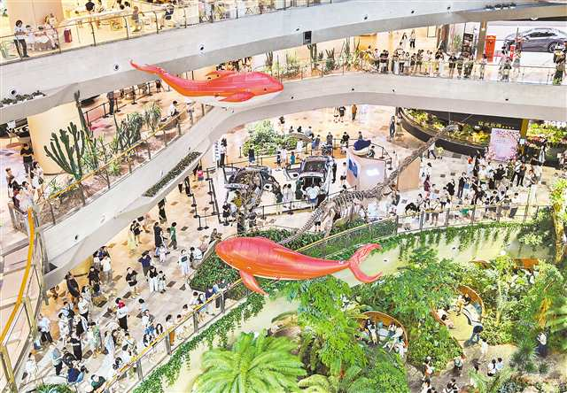 On July 20, The Ring in Liangjiang New Area attracted numerous consumers with its “flying fish” floating in the air