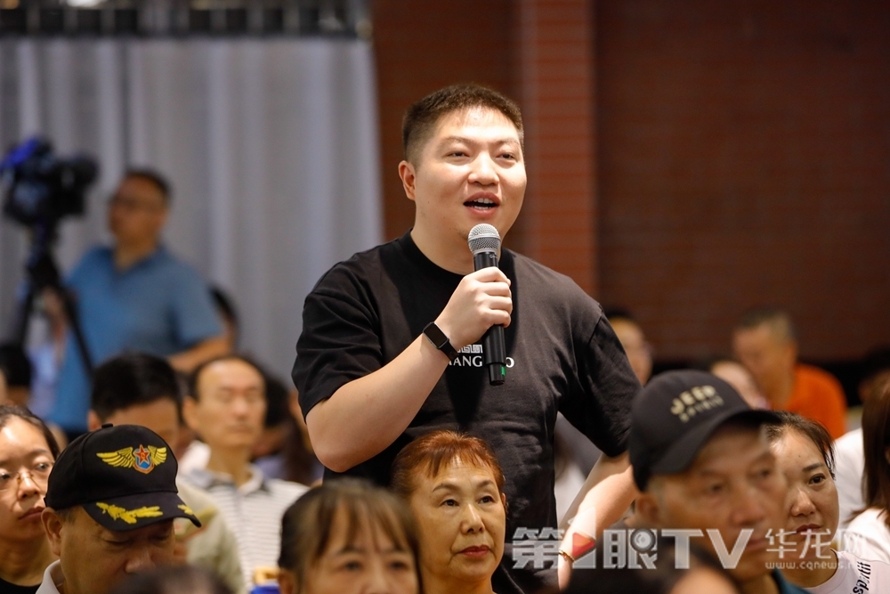 现场提问。第1眼TV-华龙网记者 石涛 摄