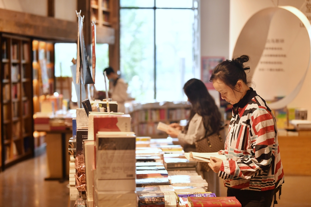 市民在南濱路精典書店閱讀看書13271