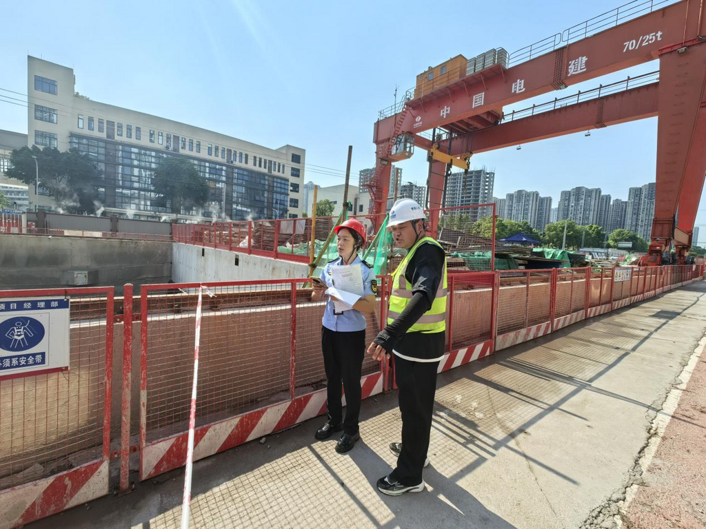 工作人员深入建筑工地开展污染防治帮扶指导现场。重庆高新区综合执法局供图 第1眼TV-华龙网发