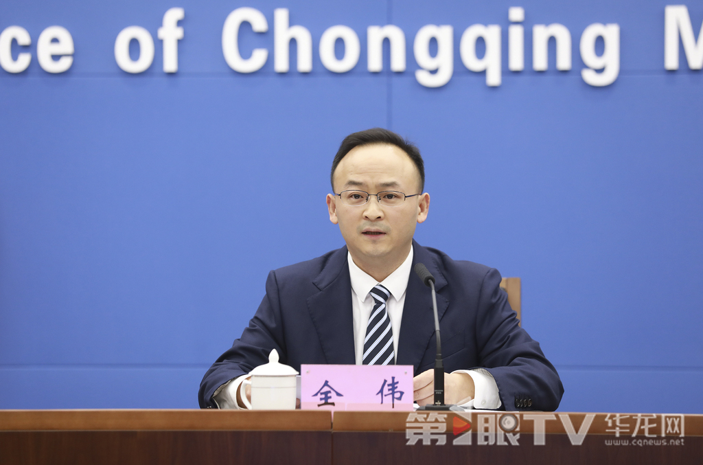 7月31日,2025世界智能产业博览会首场新闻发布会举行。图为重庆市政府副秘书长全伟介绍相关情况。第1眼TV-华龙网首席记者 李文科 摄