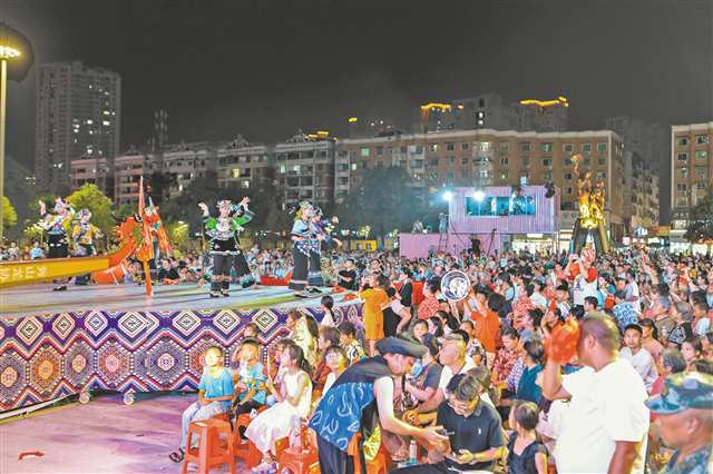 On July 1, villagers participating in the “Village Gala” performance showcasing their village’s charm on stage at Huadeng Square in Xiushan County