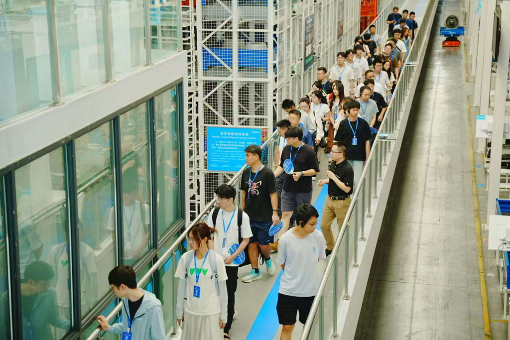 求職者們正在參觀。主辦方 供圖