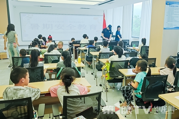 4  開班當天，復盛鎮協調組織相關單位機構在托管點開展“暑期第一課”，詳細科普消防安全、防溺水、用電安全等內容。第1眼TV-華龍網 姬一鳴 攝