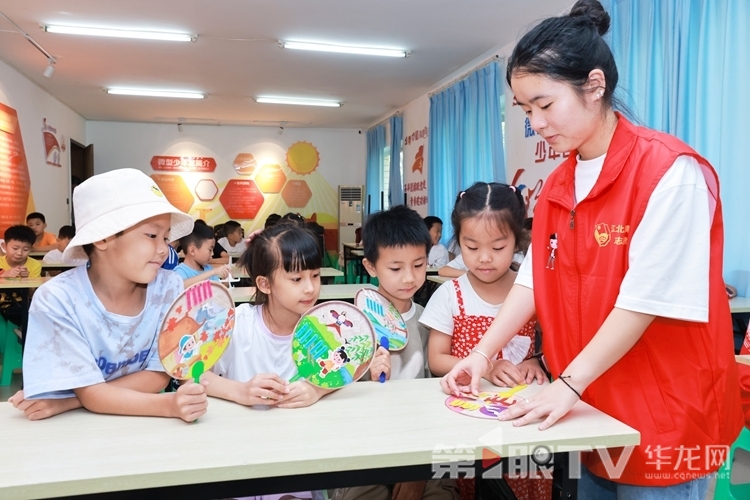 6  在復盛鎮綜合文化服務中心托管點，孩子們正在跟著青年大學生志愿者學習手工。第1眼TV-華龍網 姬一鳴 攝