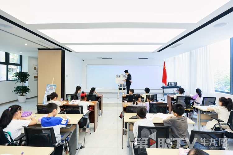 5 在復盛鎮福生路社區（商會）托管點，孩子們正在跟著老師學習繪畫技巧。第1眼TV-華龍網 姬一鳴 攝