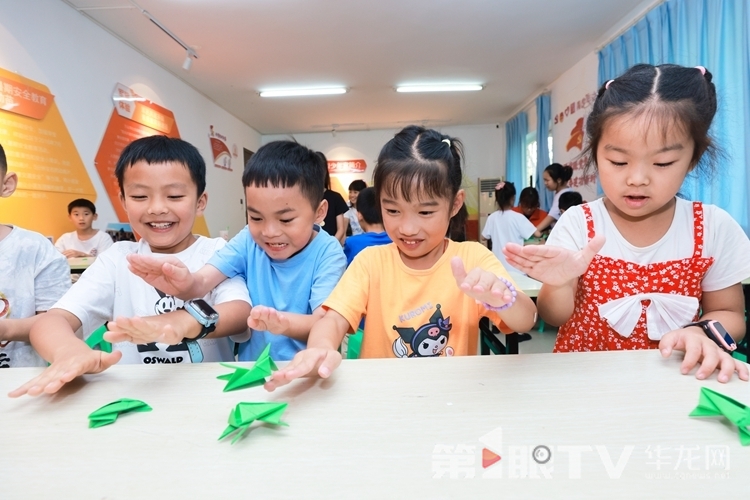 8 有課業輔導，也有興趣課堂。復盛鎮花樣百出的托管服務讓家長放心，更讓孩子開心。第1眼TV-華龍網 姬一鳴 攝