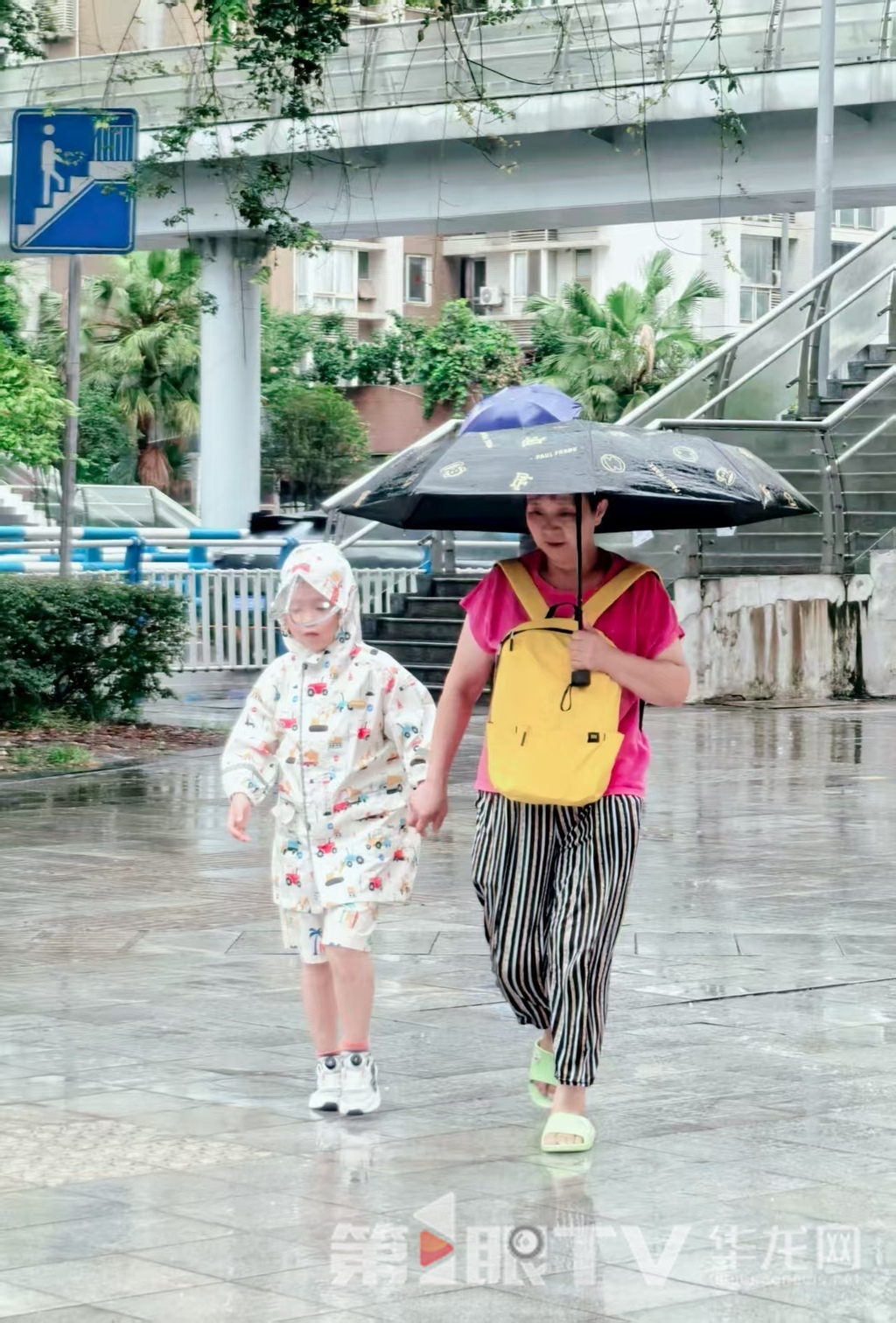 大雨来袭，市民打伞出行。 第1眼TV-华龙网记者 刘润 摄