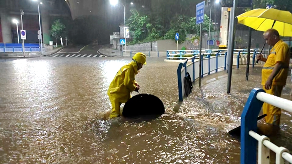 凌晨兩點半,工人在學校附近搶險。渝北區住房城鄉建委供圖