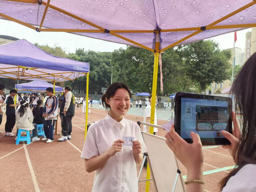 考生參加“立定跳遠”考試前通過人臉識別核實考生身份。受訪者供圖