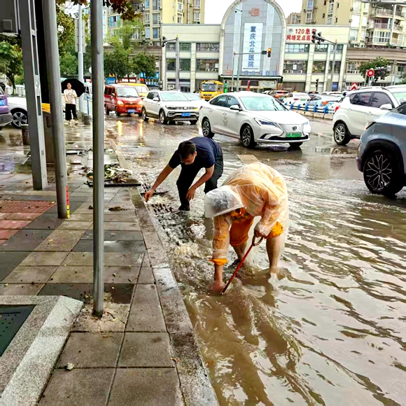 北斗醫院,工人清掏水篦子。渝北區住房城鄉建委供圖