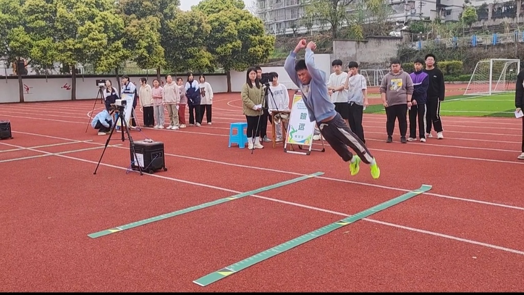 考生參加“立定跳遠”考試現場,考場上配置了高清攝像頭和算力箱。受訪者供圖