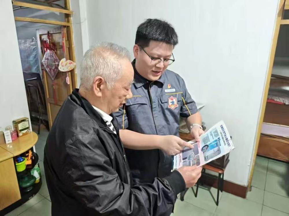 “红岩燃小兵”入户进行科普宣传。重庆燃气集团供图