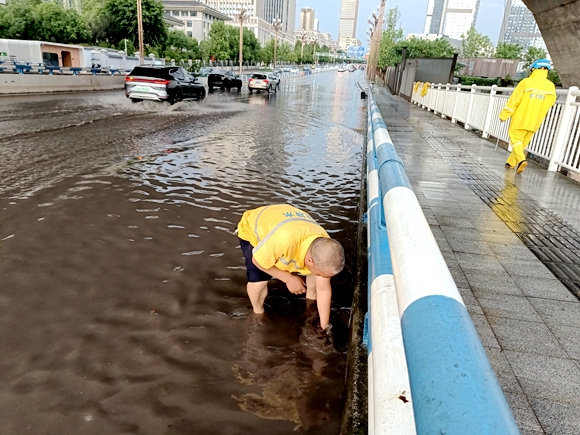 同茂大橋上,工人在疏通橋上的排水孔。渝北區住房城鄉建委供圖
