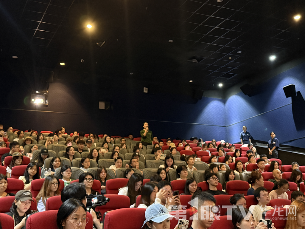 路演现场,观众反响热烈。第1眼TV-华龙网记者 吴礼霜 摄