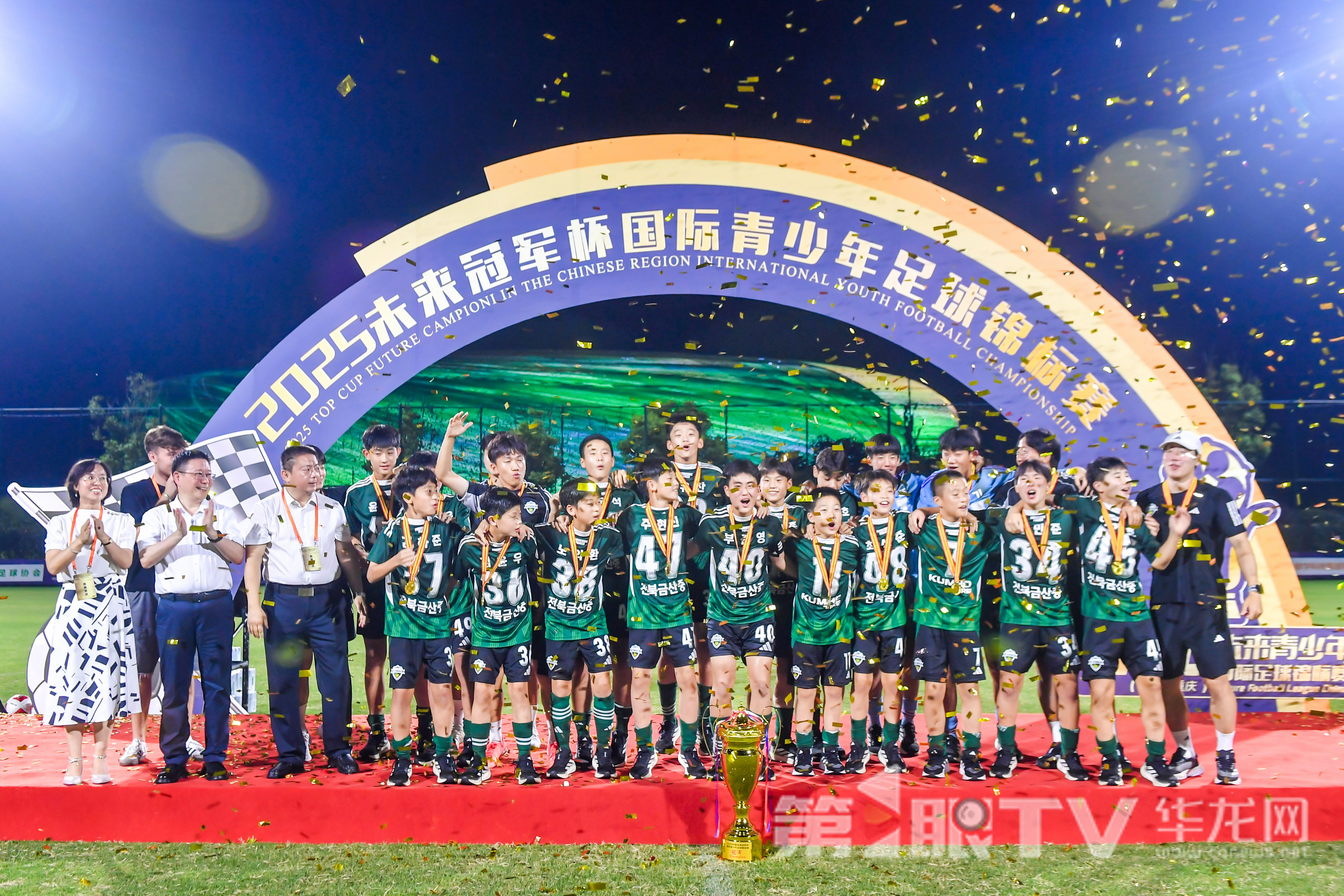 全北现代捧得冠军奖杯。第1眼TV-华龙网记者 李一鸣 摄