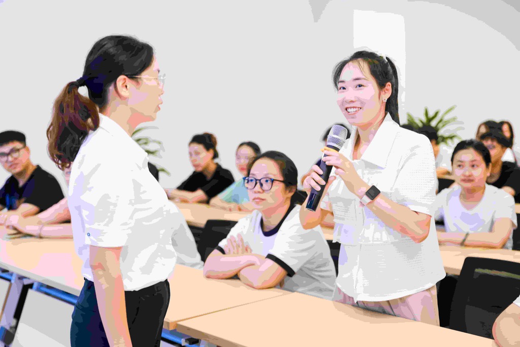 4  現(xiàn)場(chǎng)互動(dòng)問(wèn)答。第1眼TV-華龍網(wǎng) 姬一鳴 攝