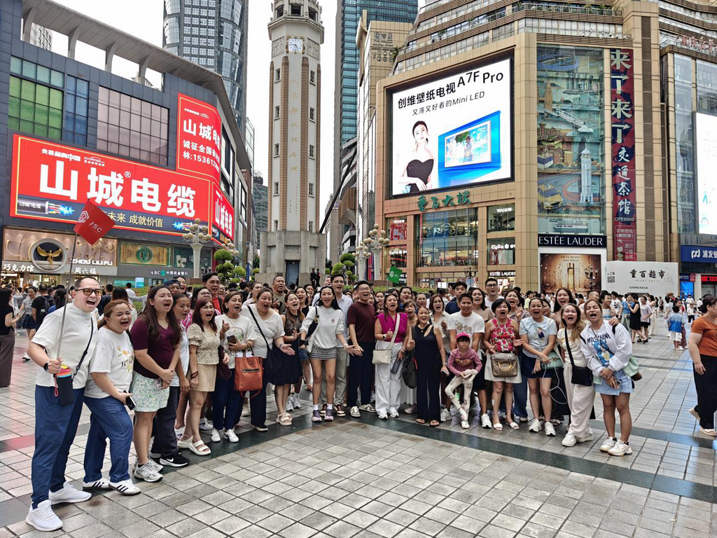 考察團(tuán)打卡解放碑。主辦方供圖
