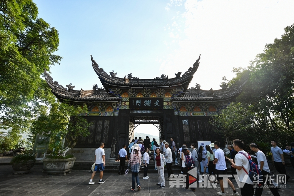 央媒記者們前往漢豐湖采訪。第1眼TV-華龍網(wǎng)記者 李一鳴 攝