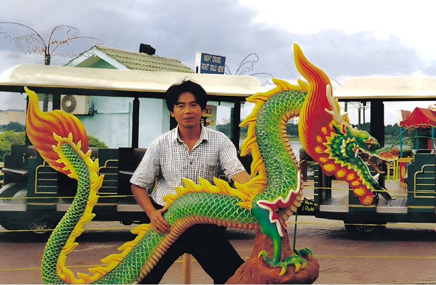 2000年铜梁龙应邀在马来西亚绿野仙踪公园举办中华龙灯展图为周和平和他扎制的铜梁龙(1)
