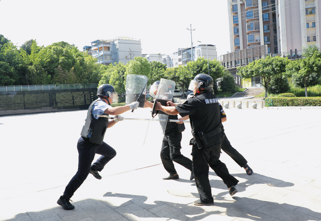 潼南公安民警在暑假期间为专职校园保安开展最小应急单元实战演练培训。 警方供图
