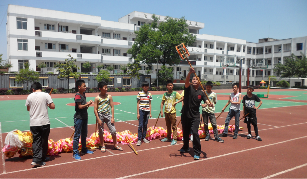 2010年1月3日，铜梁区大庙镇小学，梁志春训练学生舞龙队