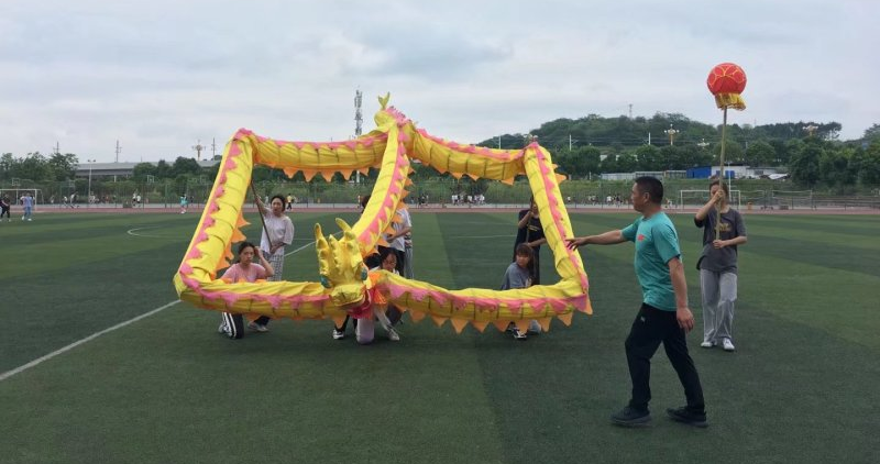 2021年5月19日，重庆工程职业技术学院，梁志春训练大学生女子舞龙队，该队获第13届中国大学生舞龙舞狮锦标赛第一名