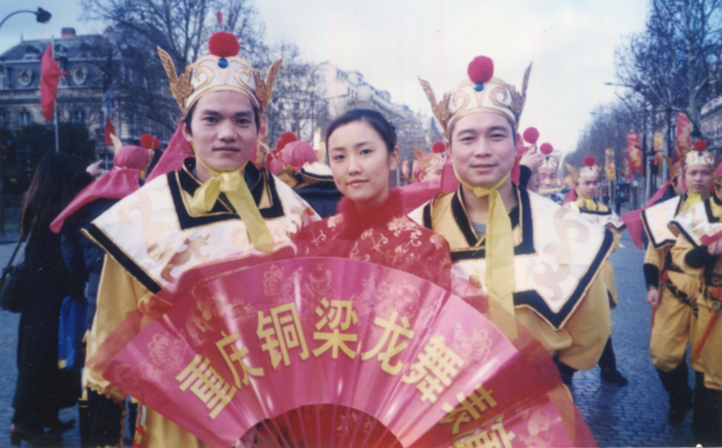 2004年1月19日-26日，梁志春参加法国巴黎中法文化年“北京文化周”