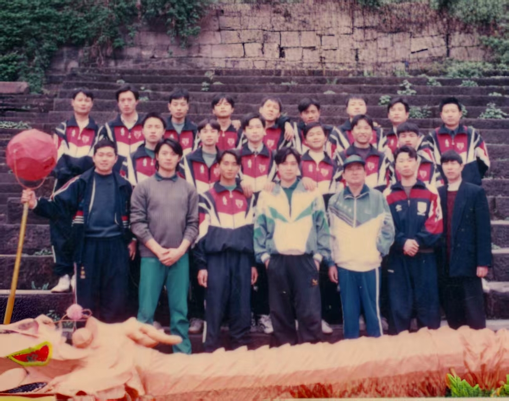 1999年5月黄廷炎，张顺生，梁志春在铜梁县藕糖湾体育场与四川双流县舞龙队到铜梁来学习龙舞培训合影