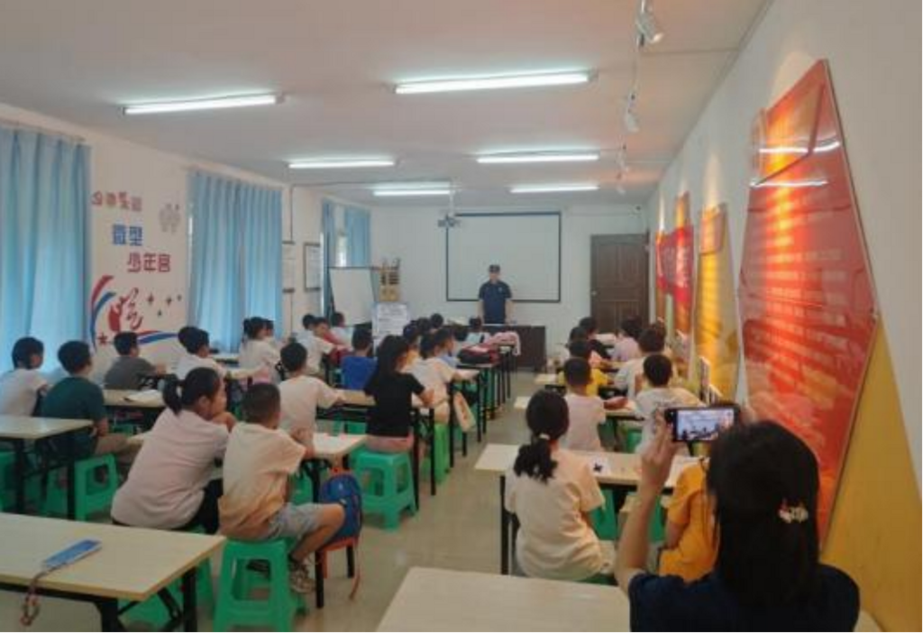 圖片6 孩子們跟著消防員一起學(xué)習(xí)安全用火用電等知識。復(fù)盛鎮(zhèn)人民政府供圖 第1眼TV-華龍網(wǎng)發(fā)