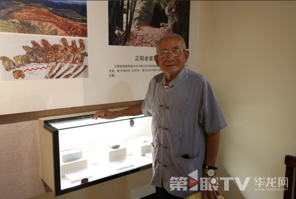 龔明遠老人介紹在黔江區(qū)民族博物館展出的黔江恐龍牙化石。第1眼TV-華龍網(wǎng)記者 李燊 攝