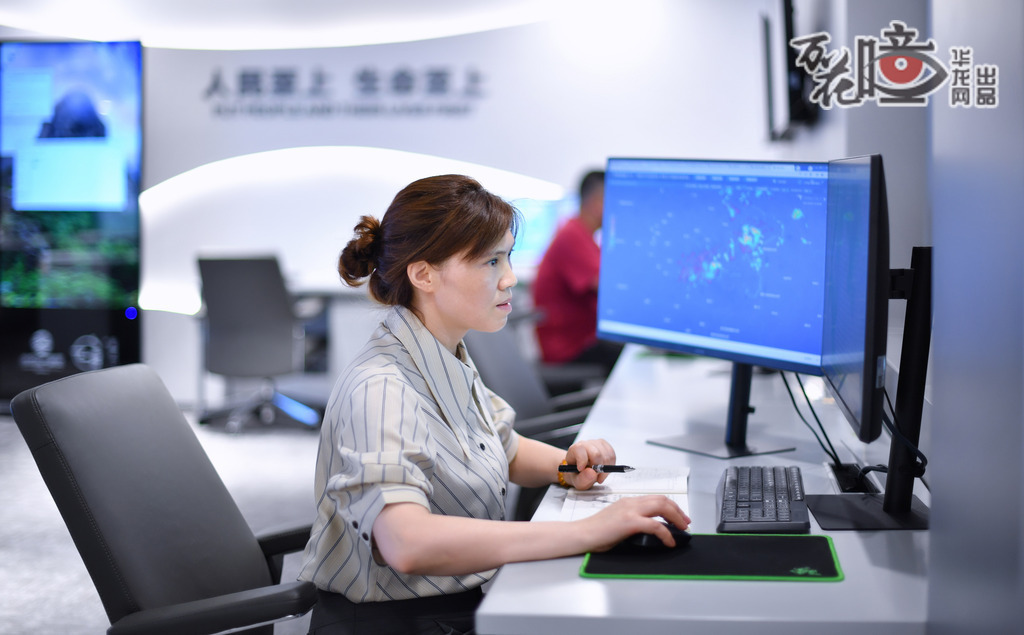 升溫、降溫的結論是如何得出的？氣象站內的顯示大屏上，實時滾動播放各項觀測數據。沙坪壩區(qū)氣象局工作人員唐曉萍端坐屏前，目光專注地追隨著那些跳動的數字——溫度、濕度、氣壓……每一個細微變化，都被精密的儀器無聲捕捉，化作她筆下一行行清雋的記錄。