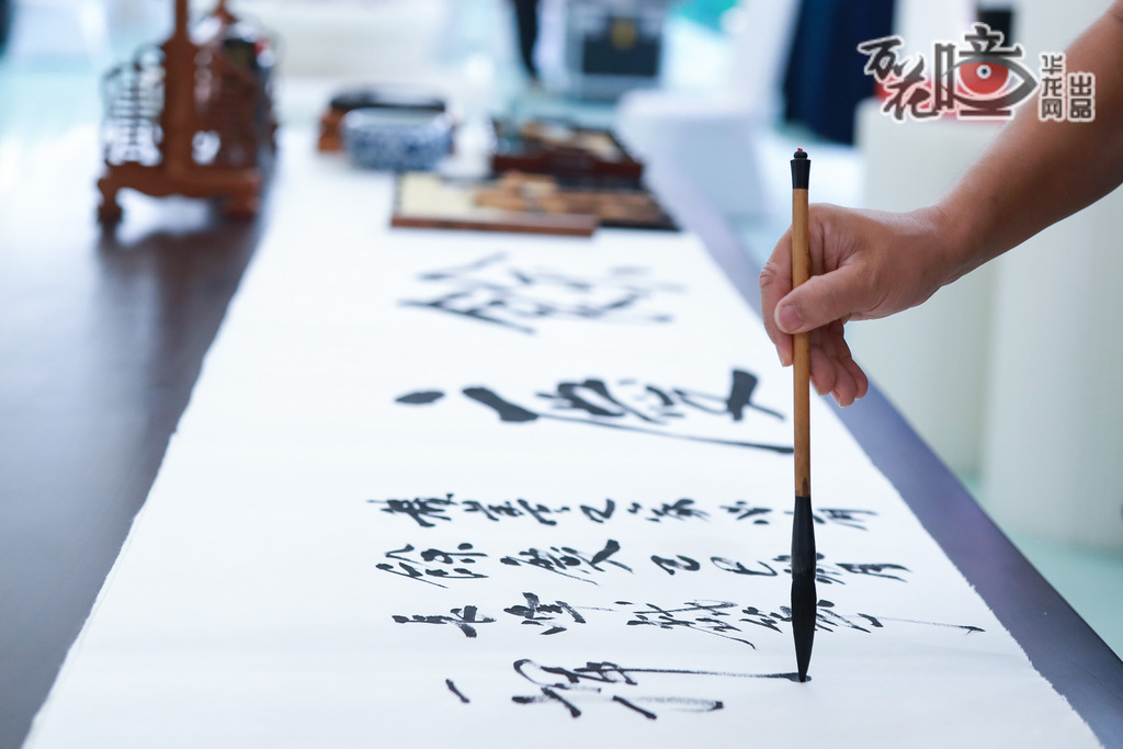 宣紙制作技藝（國(guó)家級(jí)非遺代表性項(xiàng)目）:  安徽展區(qū)的宣紙制作技藝，詮釋著“文房四寶之首”的底蘊(yùn)。宣紙以青檀皮為主料，配入沙田稻草漿，經(jīng)140多道工序才能制成。展臺(tái)上的宣紙潔白柔韌，無(wú)論是書(shū)寫(xiě)還是繪畫(huà)，都能盡顯筆墨神韻。