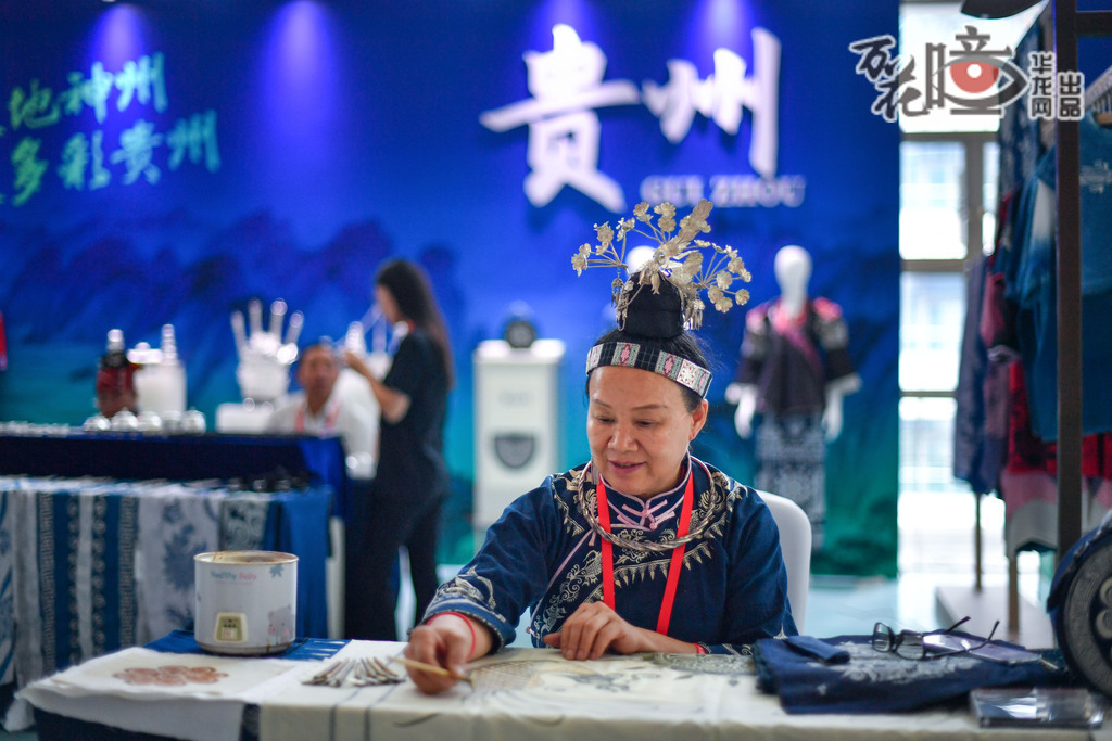 苗族蠟染技藝（國(guó)家級(jí)非遺代表性項(xiàng)目）: 貴州展區(qū)的苗族蠟染技藝則充滿(mǎn)神秘色彩。從底布制作到藍(lán)靛浸染，再到脫蠟漂洗，10余道工序?qū)訉舆f進(jìn)，最終呈現(xiàn)的蠟染作品，是苗族同胞代代相傳的文化符號(hào)。