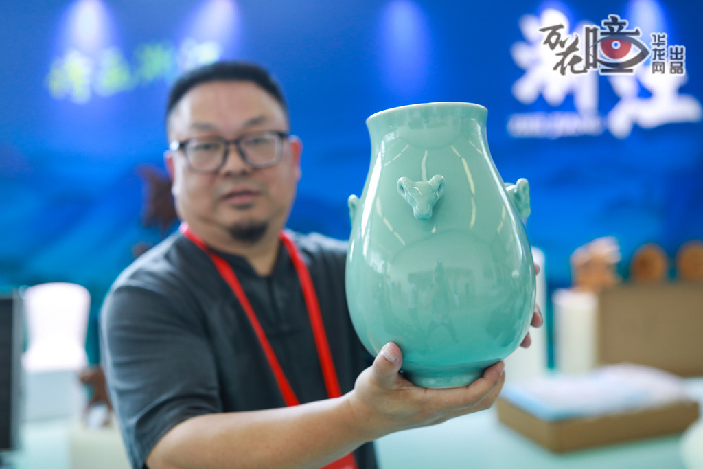 龍泉青瓷燒制技藝（國(guó)家級(jí)非遺代表性項(xiàng)目）:  浙江展區(qū)的龍泉青瓷以“青如玉、明如鏡、薄如紙、聲如磬”征服了觀眾。參展人員介紹，青如玉是它最典型的特質(zhì)，充分彰顯江南水鄉(xiāng)的雅致。