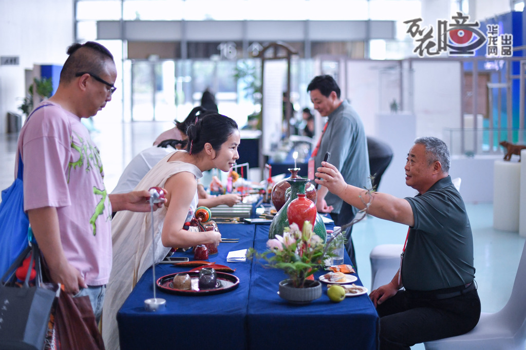 長(zhǎng)江流域13個(gè)省區(qū)市聯(lián)袂呈獻(xiàn)的非遺精品展，亮相重慶悅來(lái)國(guó)際會(huì)議中心。800余件非遺瑰寶，以江河為脈，娓娓道來(lái)長(zhǎng)江文明的千年故事。