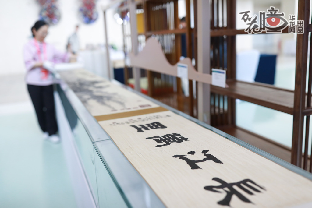 夏布繡（國(guó)家級(jí)非遺代表性項(xiàng)目）:  江西展區(qū)的夏布繡自帶古樸雅韻。以苧麻紡成的粗布為底，用細(xì)膩針?lè)ɡC出萬(wàn)千景致，色澤古樸、繡地粗獷，卻于拙樸中藏精巧，韻味獨(dú)特。