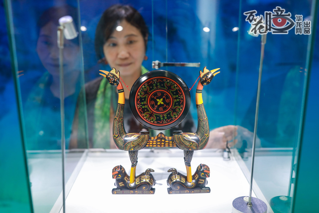 楚式漆器髹飾技藝（國(guó)家級(jí)非遺代表性項(xiàng)目）:  湖北展區(qū)的楚式漆器髹飾技藝，則將觀眾帶回古楚時(shí)代。從選料雕刻到上漆描金，20余道工序繁復(fù)精細(xì)。展臺(tái)上的漆器作品光澤瑩潤(rùn)，彰顯著荊楚文化的浪漫與精致。