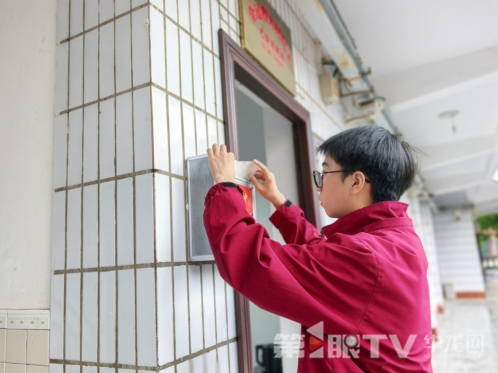 一名同學正在向信箱投建議。第1眼TV-華龍網 陳雨 攝