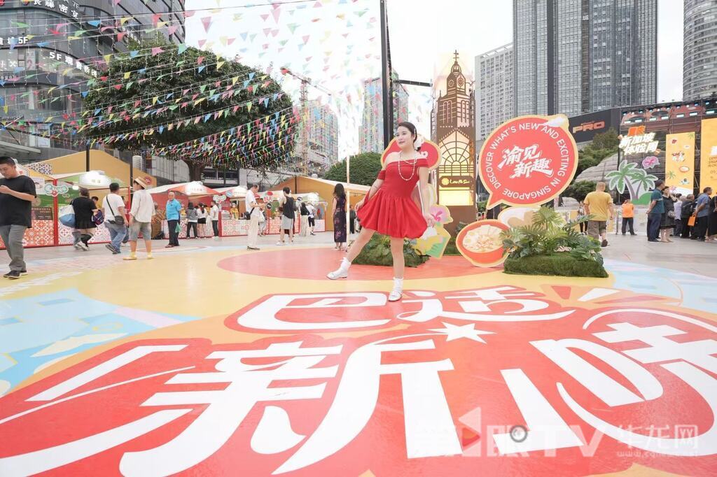 市民在打卡点拍照留念。第1眼TV-华龙网记者 李一鸣 摄