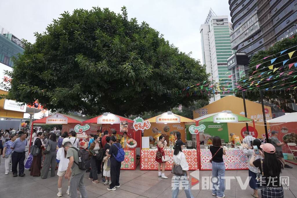 市民体验特色美食。第1眼TV-华龙网记者 李一鸣 摄