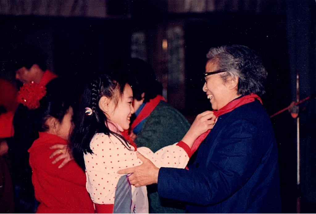 重慶市孩子藝術團的小團員向原“孩子劇團”團員張英、黎昭潔等爺爺奶奶敬獻了紅領巾
