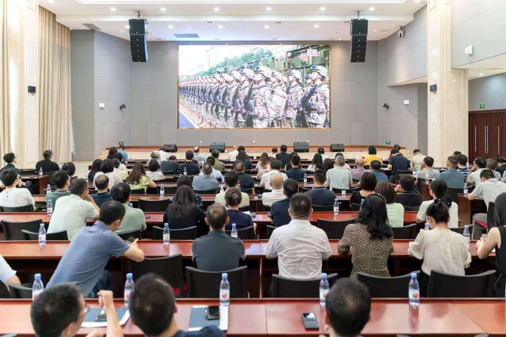 重慶市規(guī)劃和自然資源局組織觀看大會。市規(guī)資局供圖